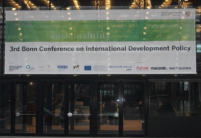 Banner der 3. Bonner Konferenz zur Entwicklungspolitik von Internaternationa
