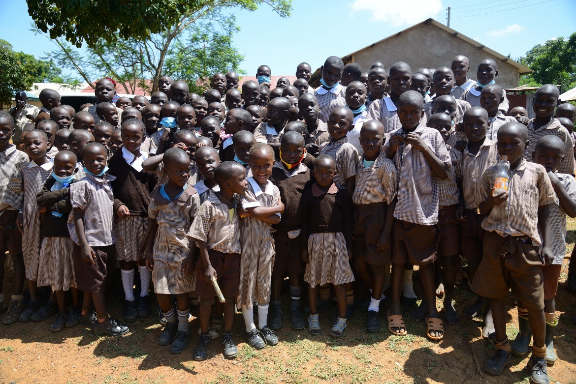 Photo de groupe d'élèves kenyans